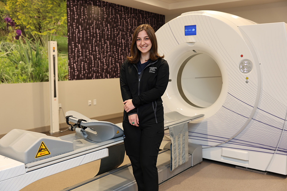Gracie Loepker, BHS ’25, with an imaging machine at Barnes-Jewish Hospital